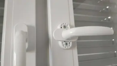 Bílá kliková mechanismus na plastovém okně pro ilustraci problému.