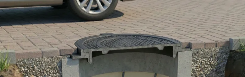 Průřez poklopem septiky v zahradě s dlažbou.