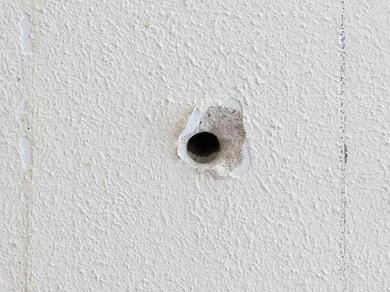 Díra ve stropě sádrokartonu připravená k opravě.
