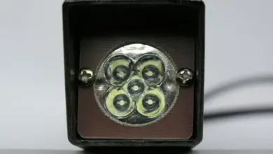 Černý obal s šesti žlutě zelenými LED diodami pro stavbu strobovku.