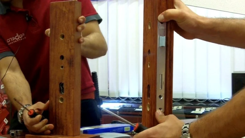 Instalace zámku s plochým klíčem do dřevěného rámu.