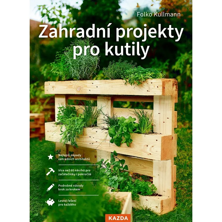 Vertikální zahradní regál z palet s bylinkami venku