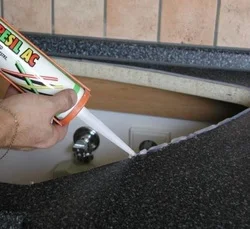 Náplast se aplikuje kolem okraje nainstalovaného dřezu do pracovní desky.
