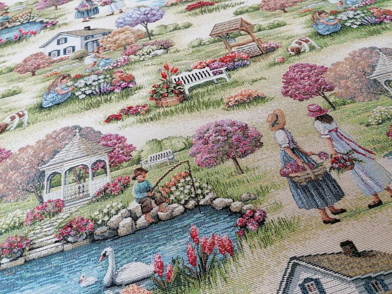 Detailní pohled na barevnou gobelínovou tkaninu s krajinářskou scénou.