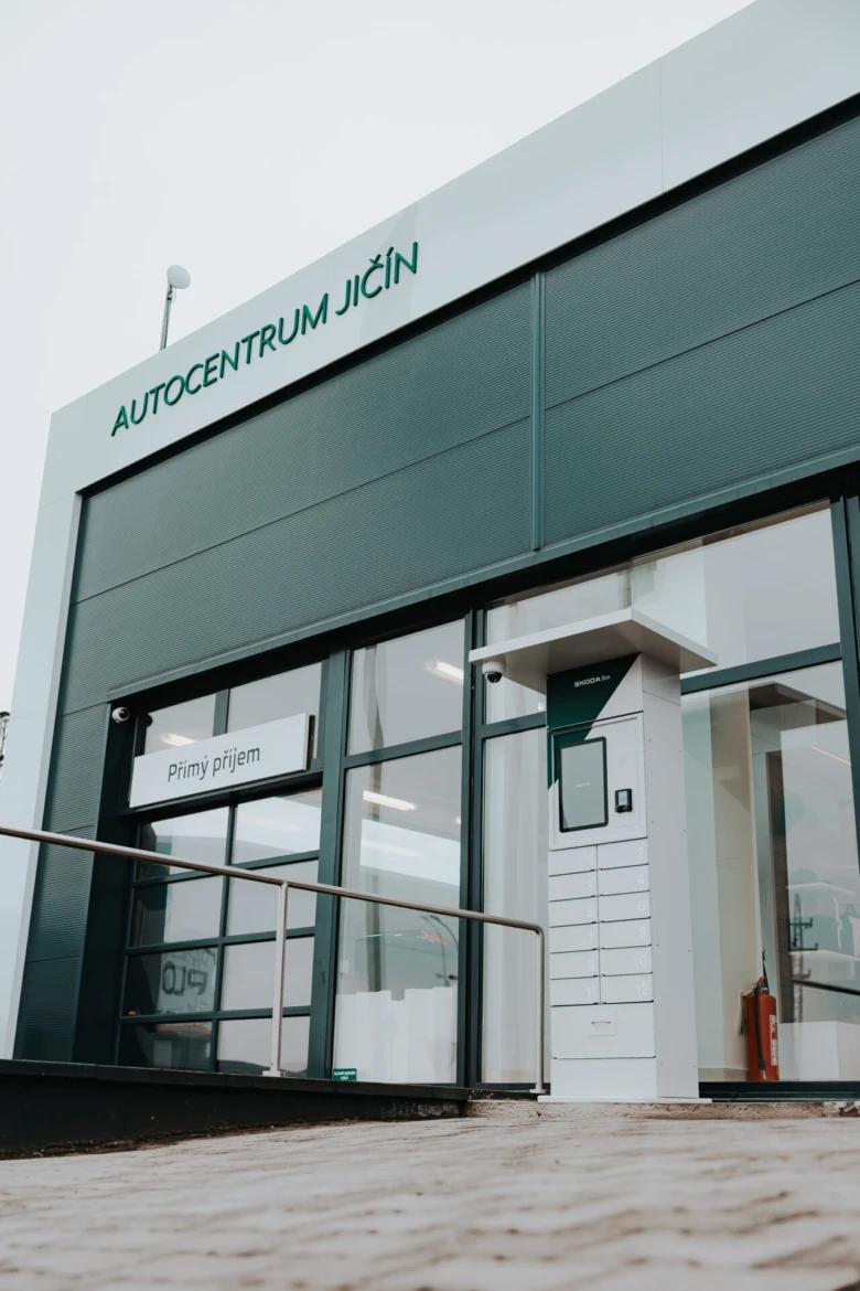 Výjezdová brána servisního centra Autocentrum Jičín s automatickým schránkovým systémem.