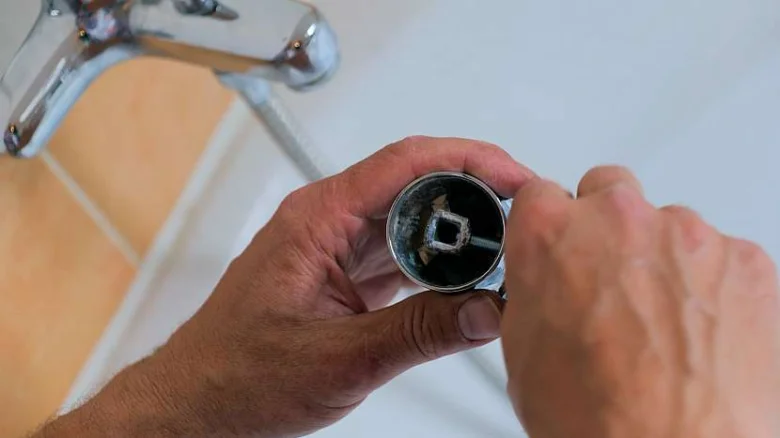 Ruční rozebrání vnitřní části kuchyňské baterie