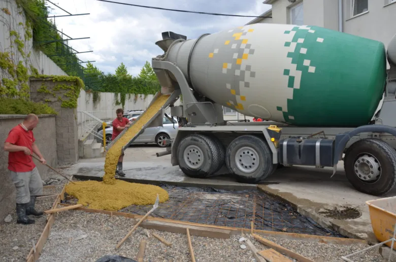 Stroj na beton nalévá žlutý barevný směs pro zahradní cestu.