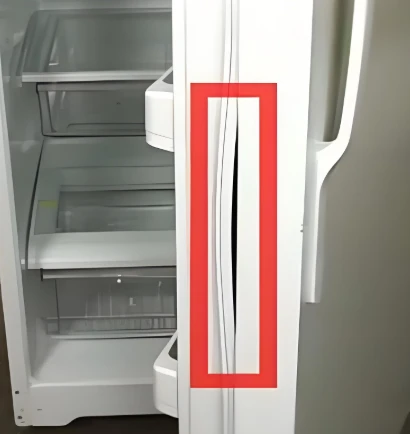 Průřez pryžovým těsněním ledničky s viditelnou mezerou.
