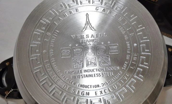 Spodní část hrnce s vyraženými symboly značek a materiálu