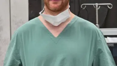 Muž v chirurgických oblečeních připravený na operaci kýly.