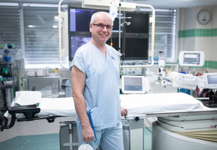 Lékař v nemocničním pokoji po operaci kýly