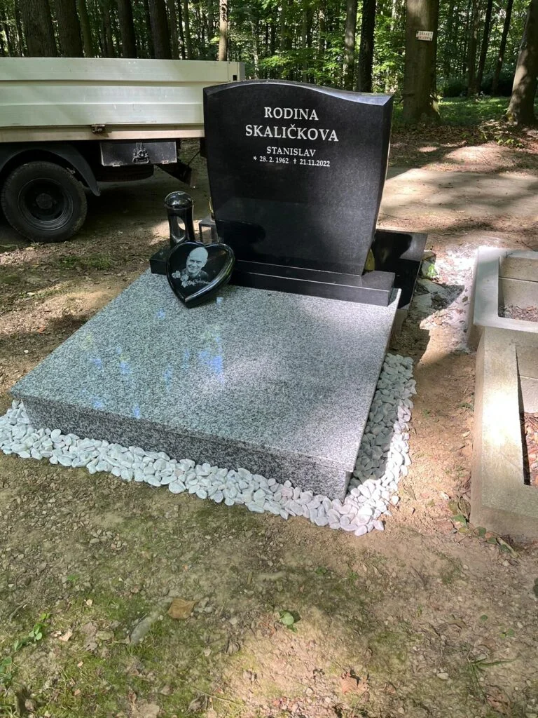 Český náhrobek s vyrytým jménem a daty narození úmrtí