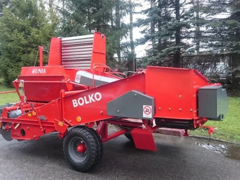 Červený vyorávač brambor značky BOLKO pro traktor