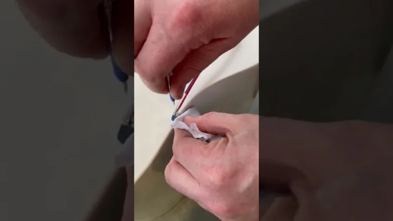 Ruční utahování elektrických vodičů pomocí nástroje.