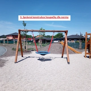 Správně nainstalovaná houpačka dle normy pro dětská hřiště