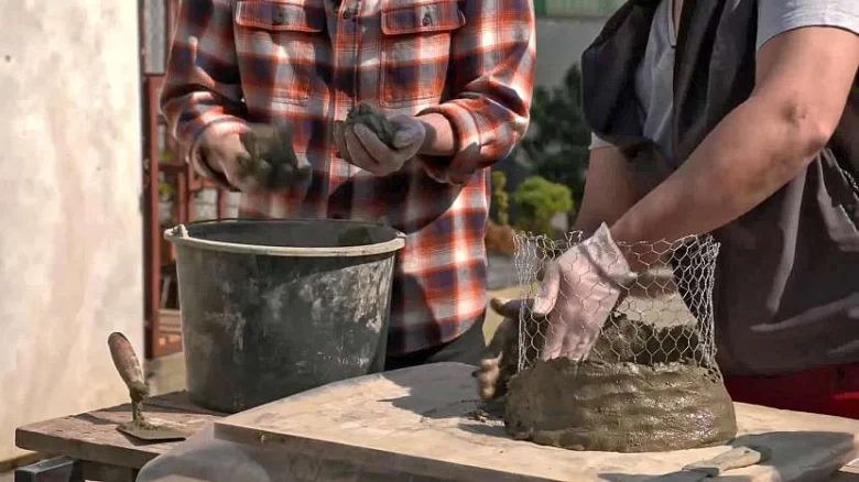 Výroba betonové zahradní figurky pomocí drátěné formy.