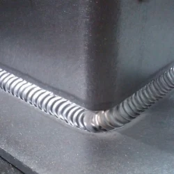 Detail svařového spoje hliníku ukazuje kvalitní TIG nebo MIG svar.