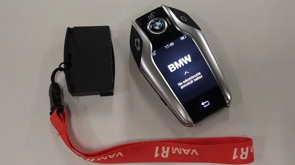 Černý tracker pro auto BMW s červeným řemínkem.