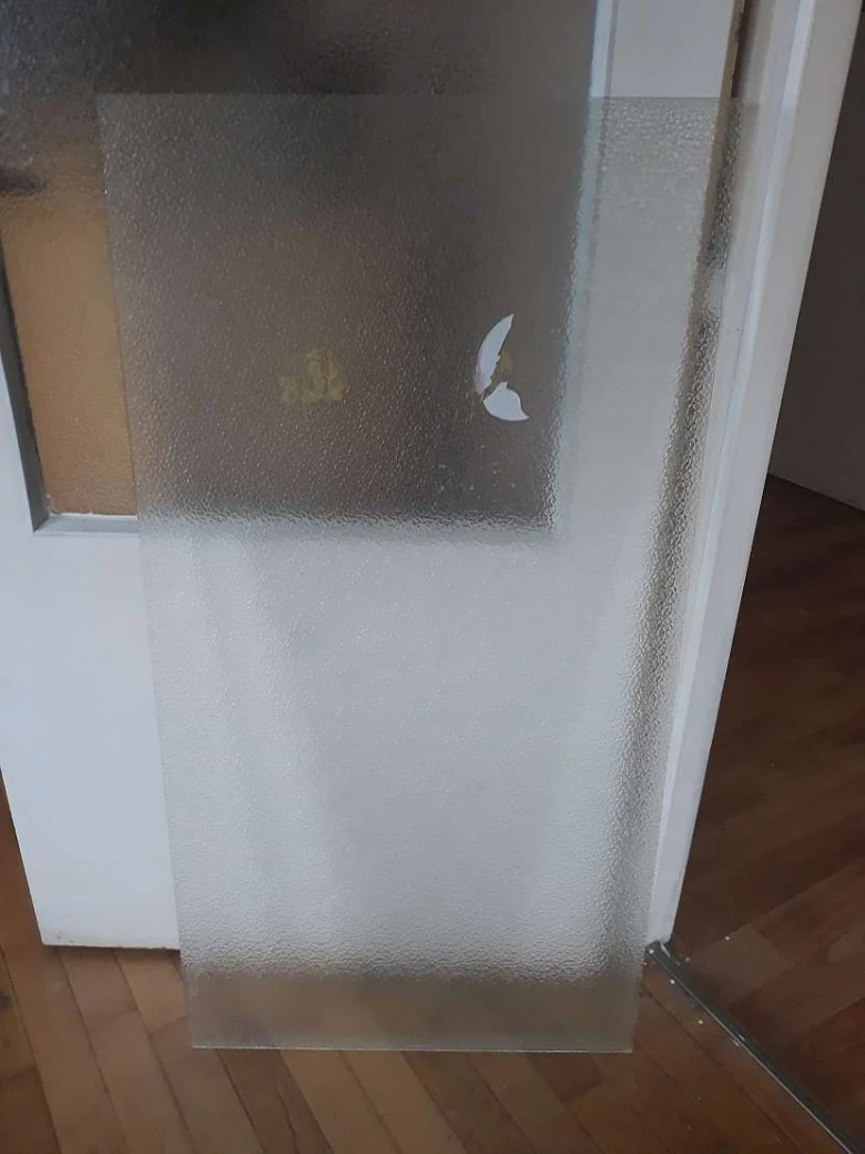 Rozbité matované sklo v domácnosti připravené k výměně.