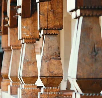 Detail dřevěných nohou židle s tradičními spoji a obrubami.