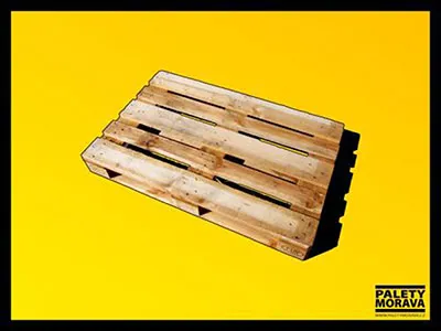 Jedna dřevěná paleta na žlutém pozadí.