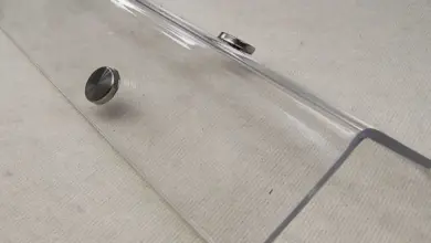 Průhledný plastový roh na stěnu s připevněnými magnety.