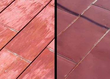 Fotografie natřených panelů garážových vrat červenou barvou.