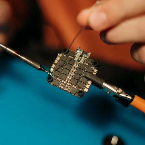 Pájení elektronického součástku páječkou s použitím kalafuny.