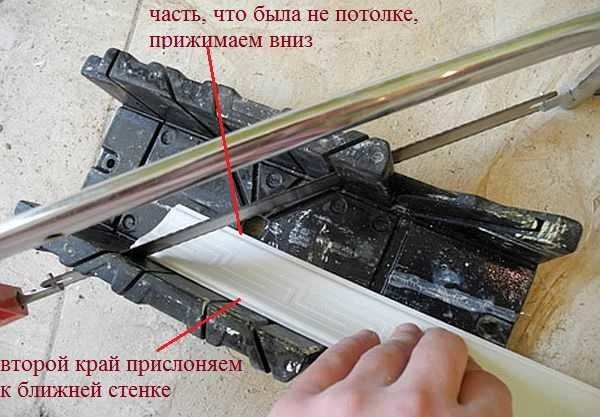 Krojení plastového stropního lištu do úhlu pomocí rozkmitu.