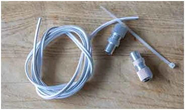 Bílý kabel s konektory pro výrobu FM antény.