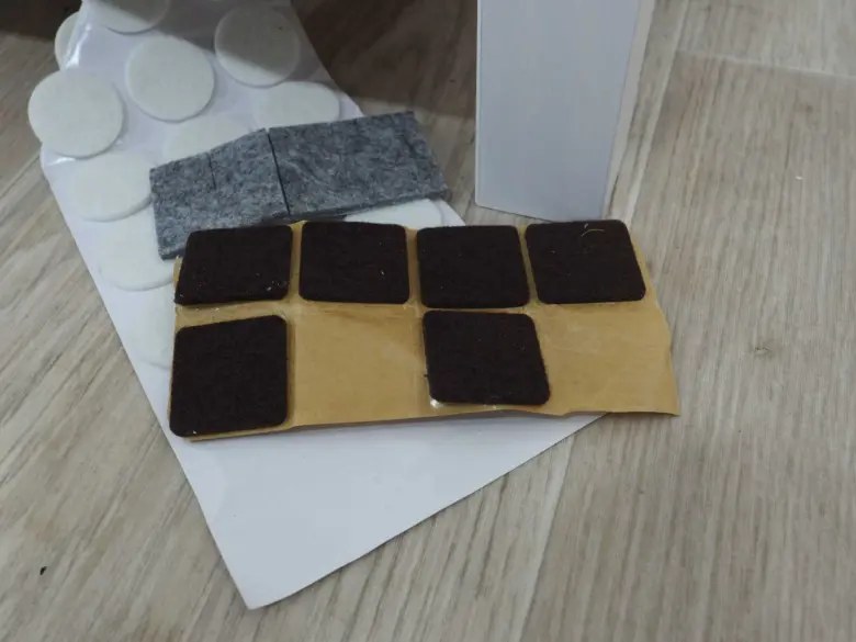 Sada náhradních podložek pro úpravu pantů na kuchyňských dvířkách.