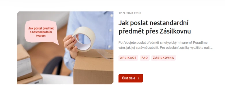Osoba lepicí pásku na kartonovou krabici pro balík.