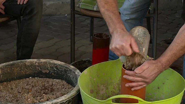 Ruční tvarování brikety z pilin do formy