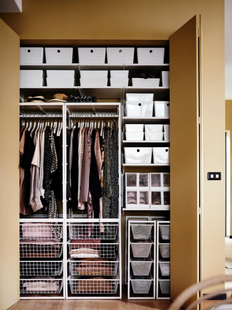 Organizovaný skříňový systém s úložnými boxy a košíky.
