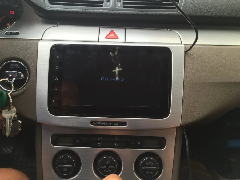 Autosound systém s displejem, který se spouští na Androidu.
