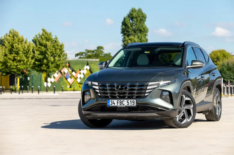 Šedé střední SUV Hyundai Tucson na asfaltu venku.