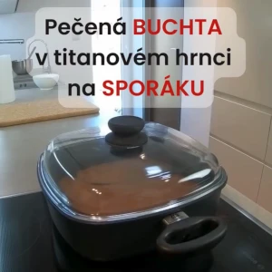 Černý titanový hrnec na sporáku s pokličkou.