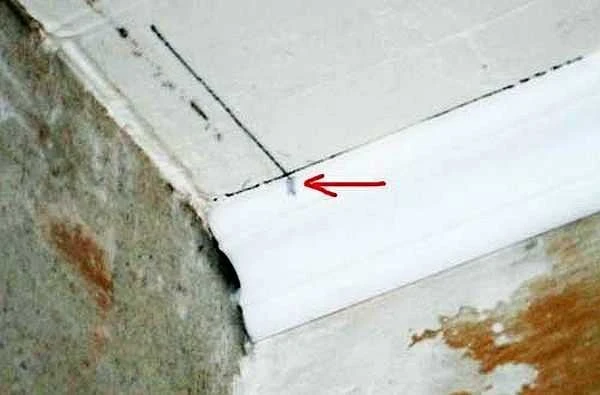 Detail výřezu rohu stropního soklu pro montáž.