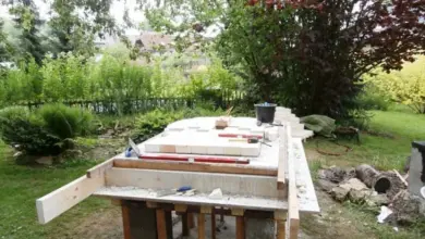 Stavba raketové pece z cihel na zahradě s nástroji.