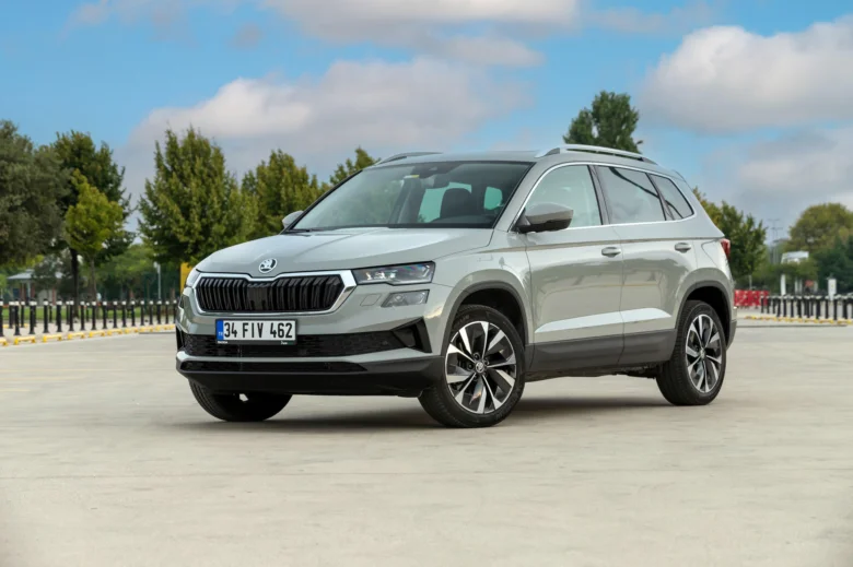 Stříbrný střední SUV Škoda Kodiaq na asfaltu.