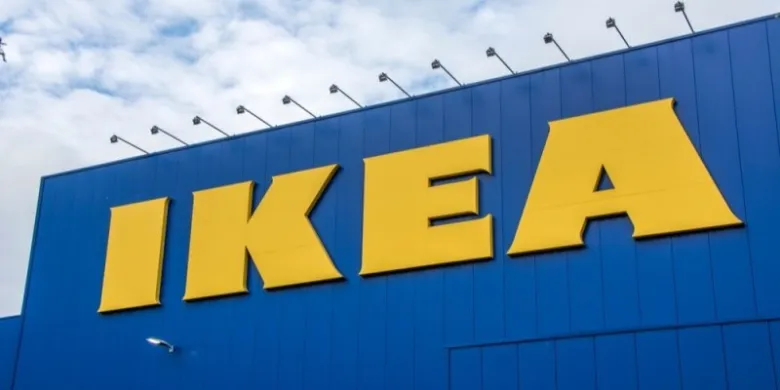 Modrá fasáda obchodu s nábytkem IKEA pod šedou oblohou.