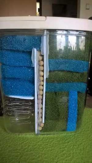 Vlastní studniční filtr z modrých houbiček, zelené síta a bílých koulí.