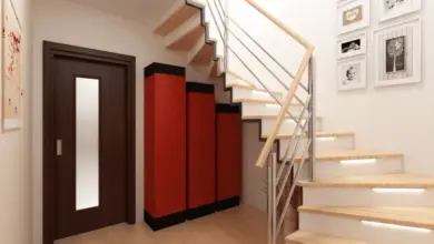 Moderní dřevěné schodiště v soukromém domě s podsvícením.