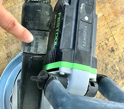 Nástroj FESTOOL namontovaný na zařízení pro palety nebo podlahu.
