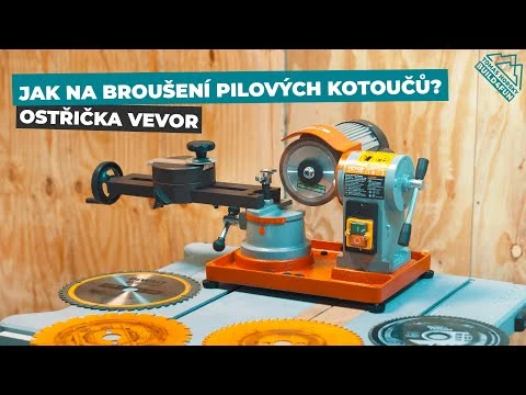 Stroj na broušení pilových kotoučů značky Vevor s několika řeznými disky.