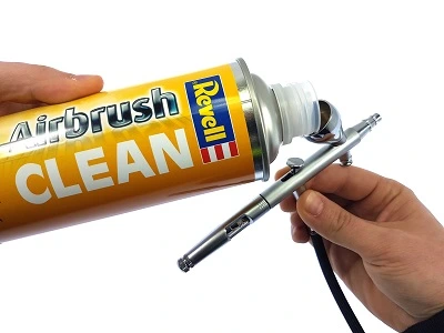 Čistící sprej pro airbrush s nástavcem na čištění.