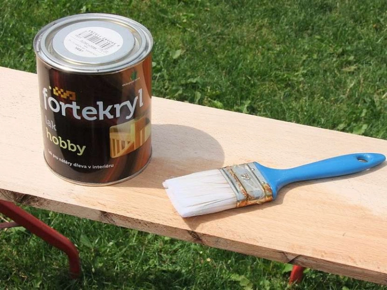 Lak na dřevo s kartáčem pro úpravu prahu