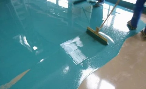 Náplast na podlahu se aplikuje štětcem pro lesklý povrch.