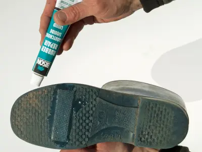 Náplast na opravu podrážky boty s aplikací lepidla.