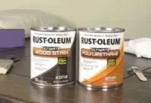 Dvě plechovky laků na dřevo značky Rust-Oleum s popisem složení.